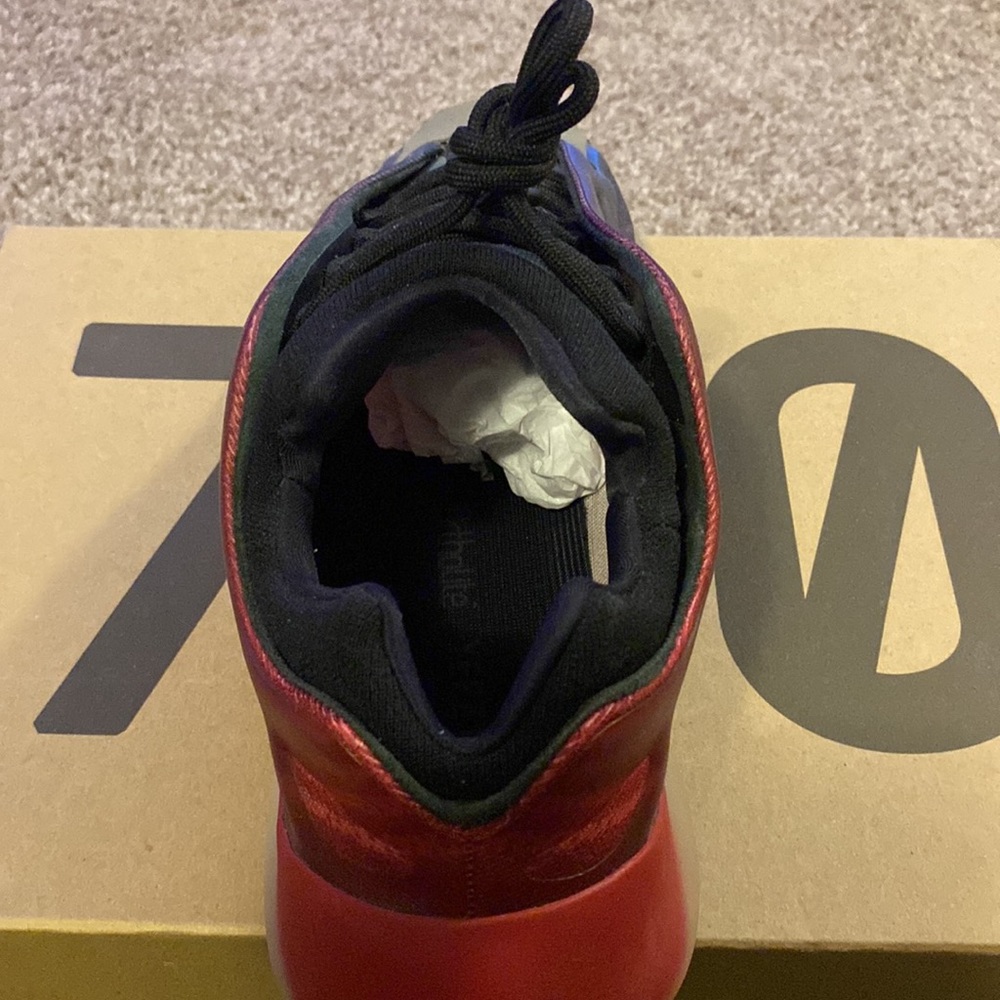 Yeezy 700 - Picture 4 of 7